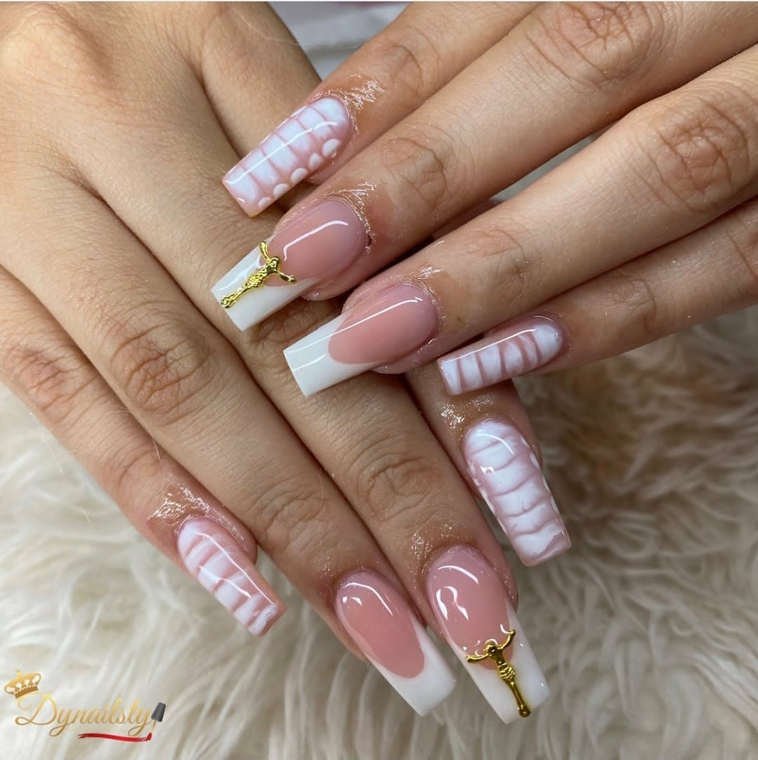 Manicure pink white gold accents